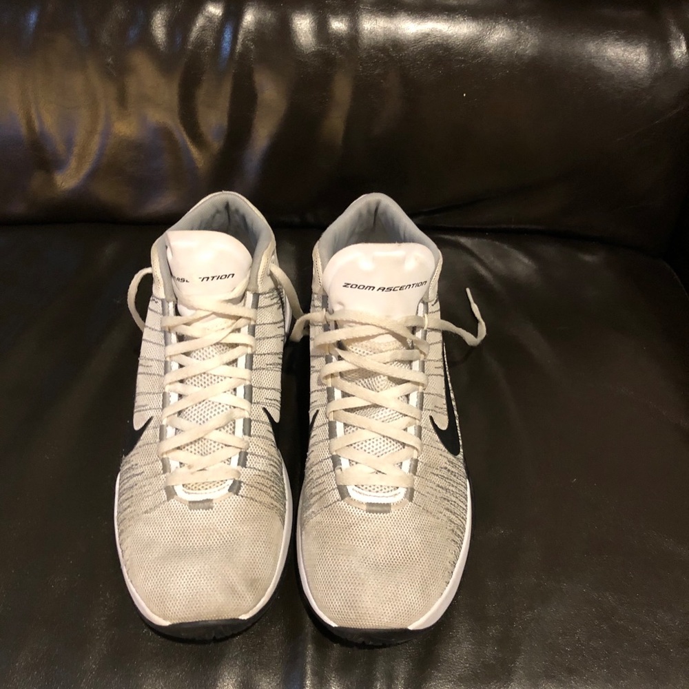 Men’s 9 basketball sneakers
